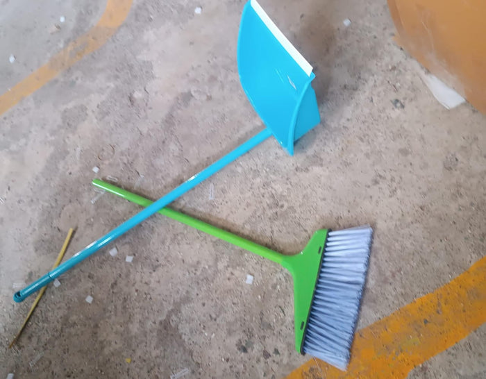 Dustpan with large capacity ideal for sweeping larger floor areas quickly